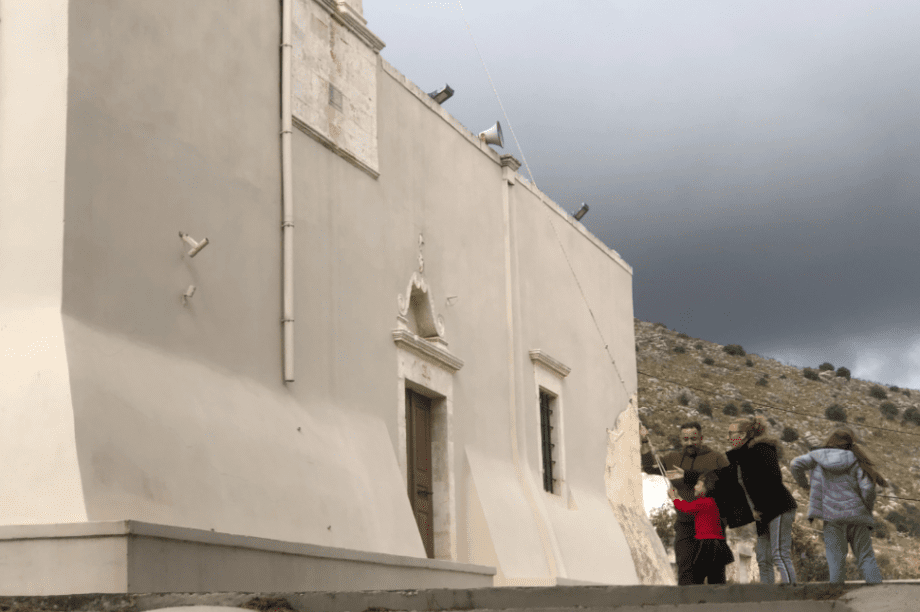 χτυπάει τις καμπάνες