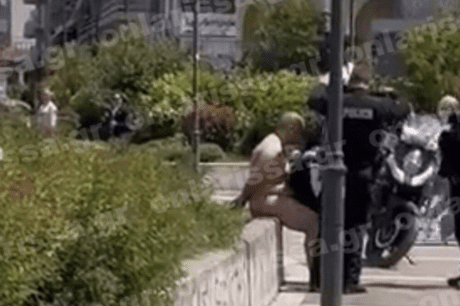 λάρισα γυμνός άνδρας