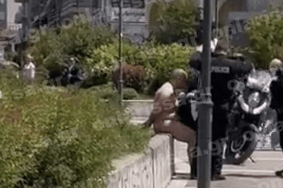 λάρισα γυμνός άνδρας