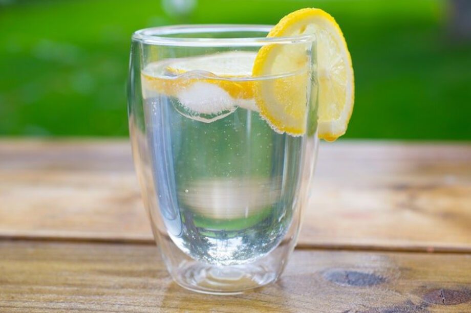 νερό λεμόνι