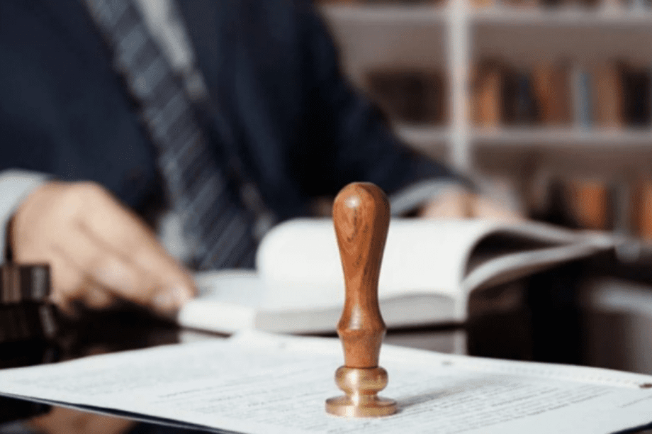 συμβολαιογράφοι