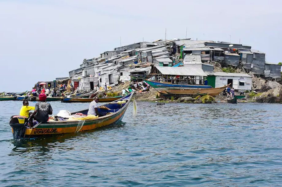 Το νησάκι βρίσκεται στα σύνορα μεταξύ Ουγκάντας και Κένυας, οι οποίες βρίσκονται σε διαμάχη σχετικά με ποια από τις δύο χώρες ανήκει η κατοχή του.