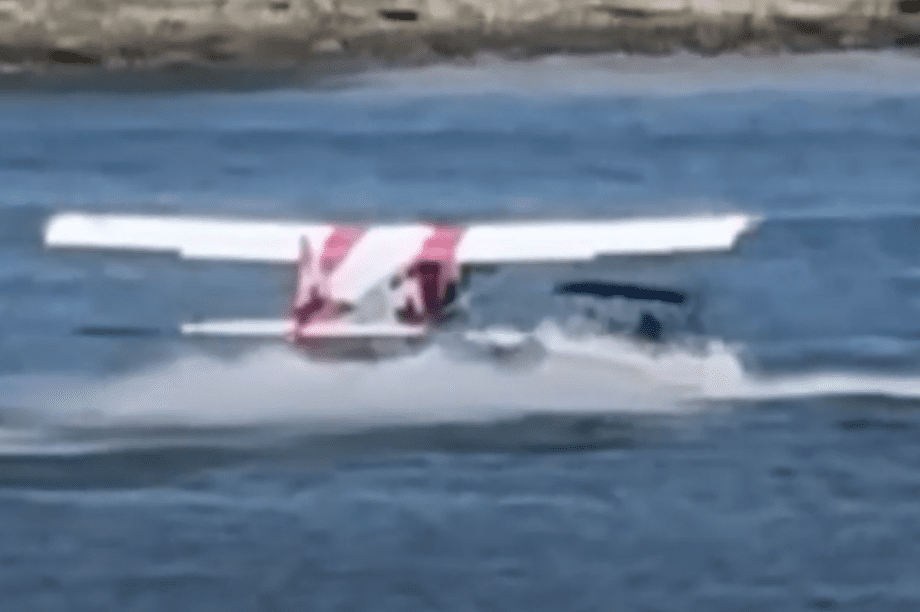 Υδροπλάνο συγκρούεται με ταχύπλοο