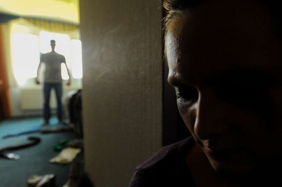 ενδοοικογενειακή βία κακοποίηση γυναίκα ξυλοδαρμός