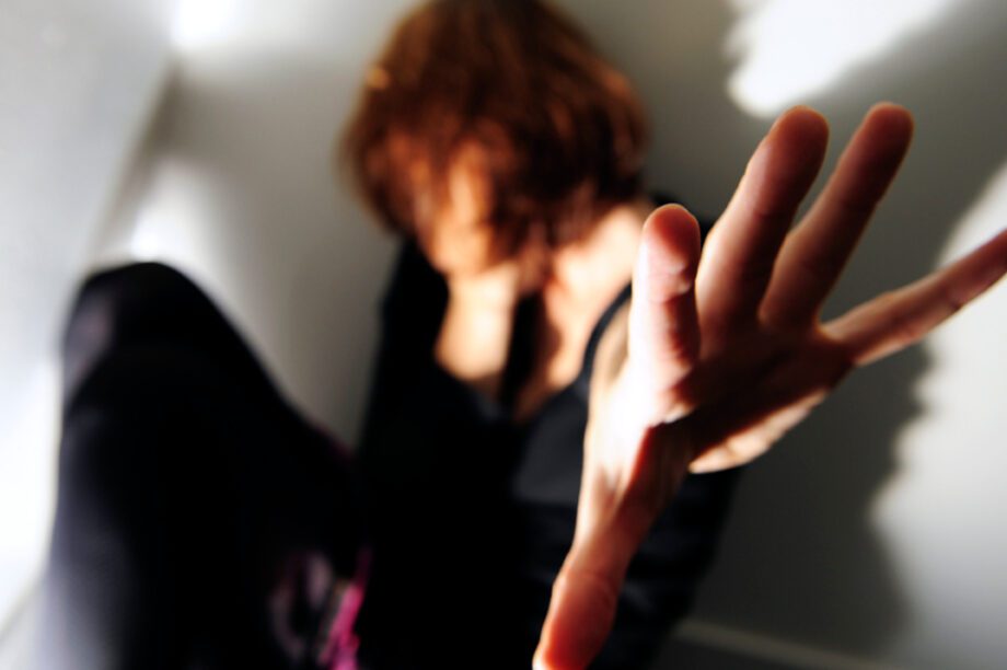 ενδοοικογενειακή βία κακοποίηση γυναίκα ξυλοδαρμός 49χρονη