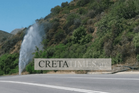 Έσπασε αγωγός πίδακας νερού