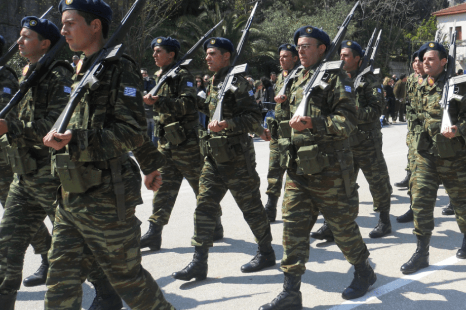 στρατιώτες