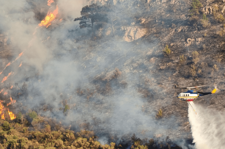 Πυροσβεστικό ελικόπτερο επιχειρεί στην πυρκαγιά