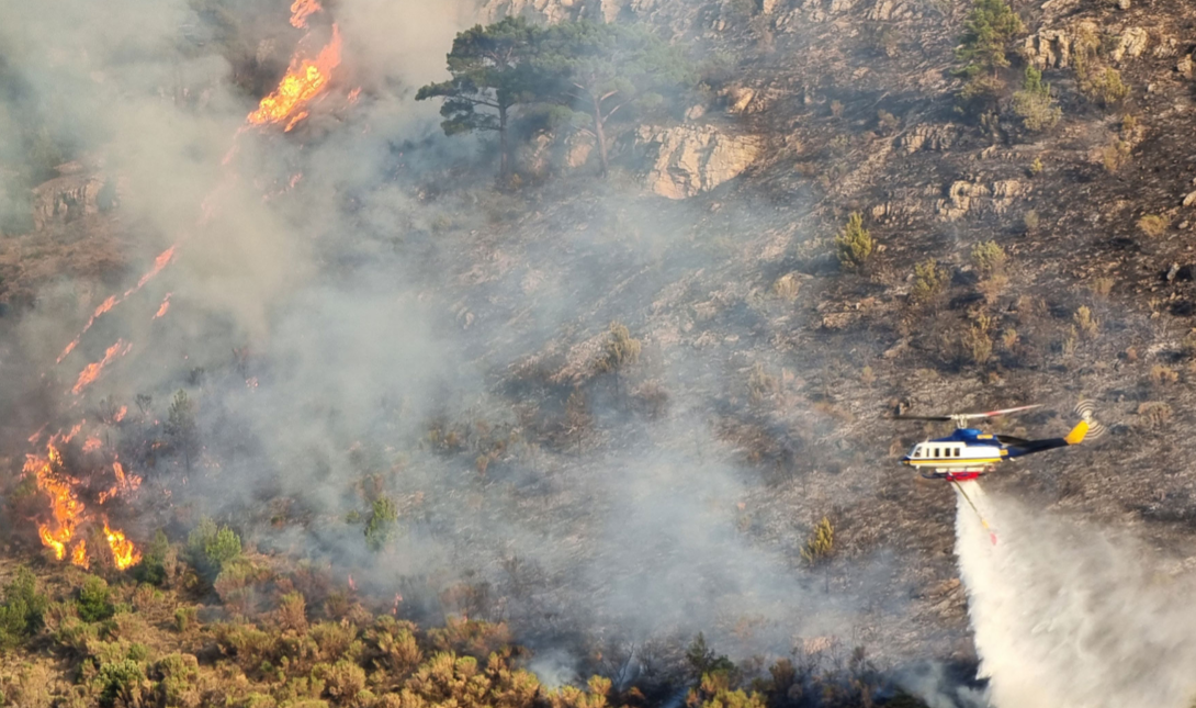 Πυροσβεστικό ελικόπτερο επιχειρεί στην πυρκαγιά