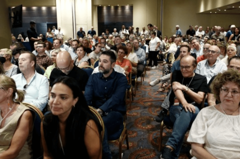 Δύο εσωκομματικά δημοψηφίσματα ζητούν στελέχη της Κεντρικής Επιτροπής του ΣΥΡΙΖΑ-ΠΣ