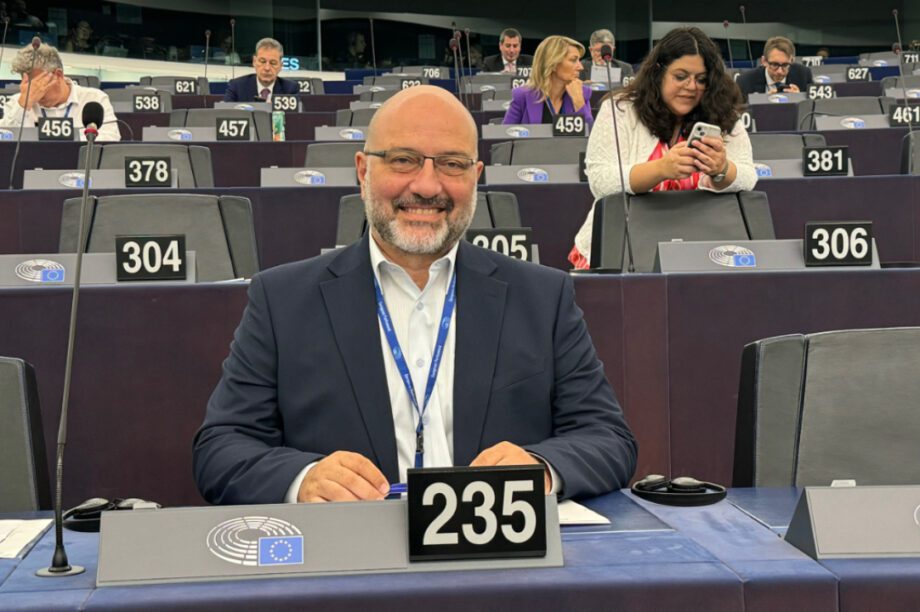 Σάλης Αρναούτογλου