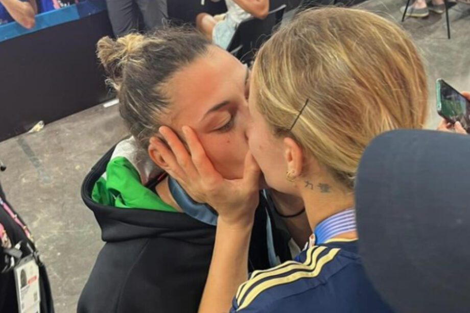 Ιταλίδα τζουντόκα πανηγύρισε το χρυσό με ένα φιλί στη σύντροφό της μπροστά στη Μελόνι