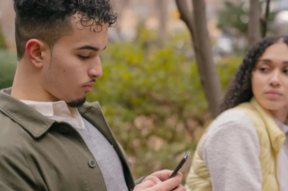 5 φράσεις που φανερώνουν ότι ο άνθρωπος που έχεις δίπλα σου σε ζηλεύει