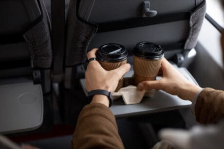 Πρόστιμο και αφαίρεση διπλώματος για όσους οδηγούν και πίνουν καφέ