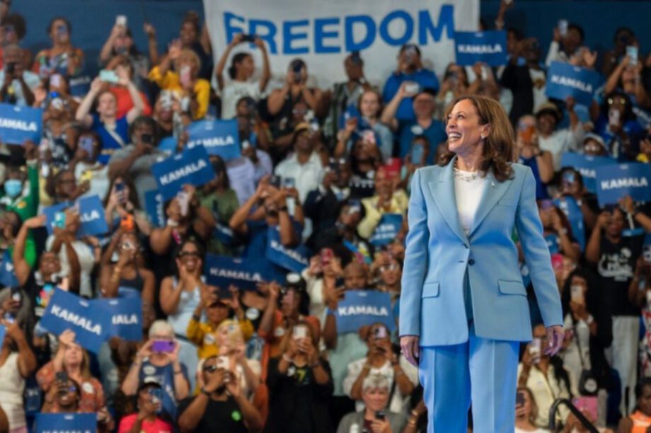 «Περήφανη» για τον αντιπρόεδρο Γουόλς δηλώνει η Καμάλα Χάρις