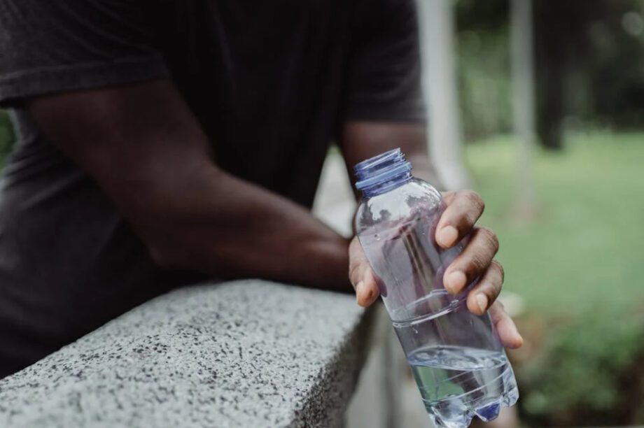 νερό πλαστικά μπουκάλια