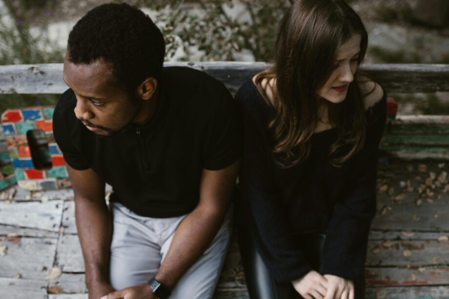 Tην απατούσε ο σύζυγός της και το ανακάλυψε από μία λεπτομέρεια στη φωτογραφία που της έστειλε