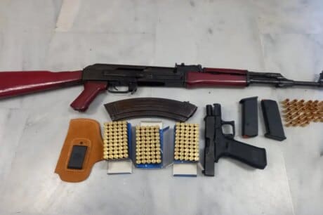Χανιά: Βρήκαν Kalashnikov μέσα στο σπίτι και τον συνέλαβαν