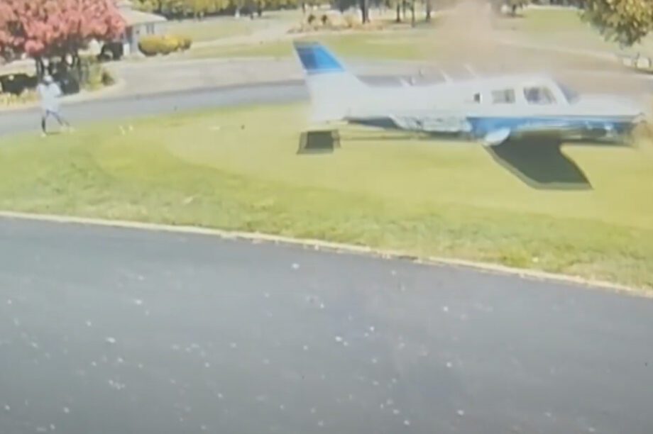 Προσγείωση αεροπλάνου σε γήπεδο γκολφ