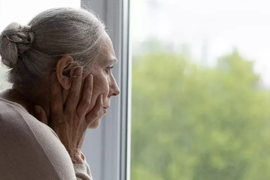 γιαγιά γριά ηλικιωμένη