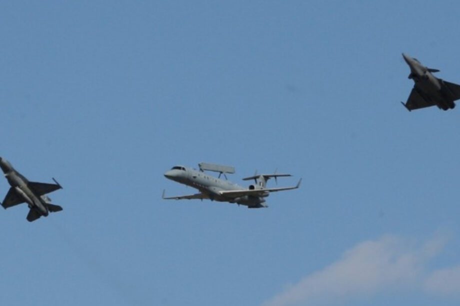 Athens Flying Week: Η αερομαχία Rafale vs F-16 έκλεψε την παράσταση στην πρώτη ημέρα του εντυπωσιακού αεροπορικού σόου