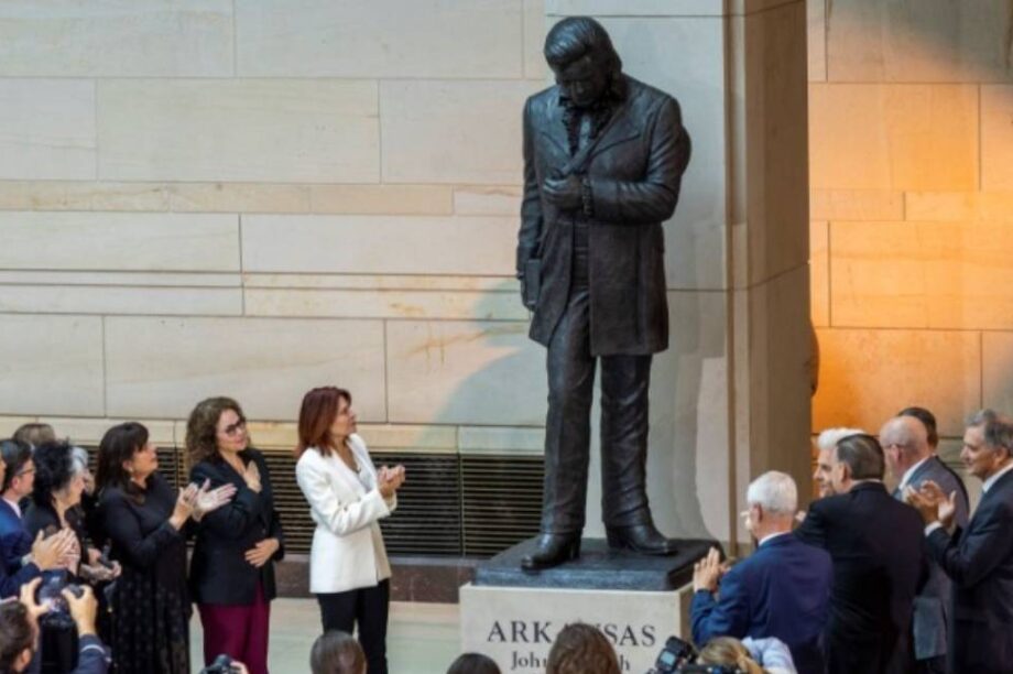 Άγαλμα Τζόνι Κας