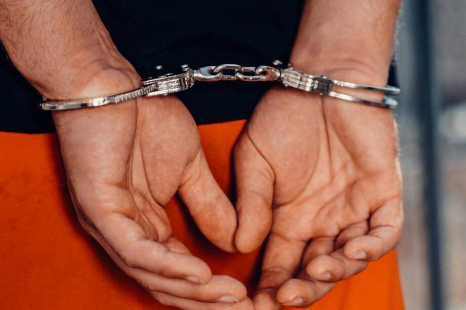 σύλληψη - χειροπέδες