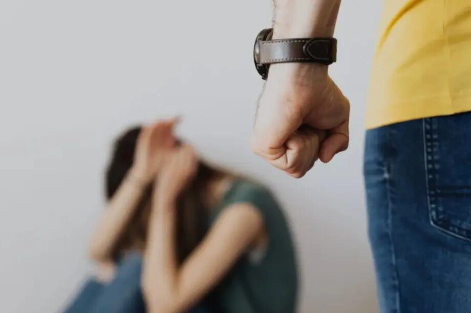 ενδοοικογενειακή βία