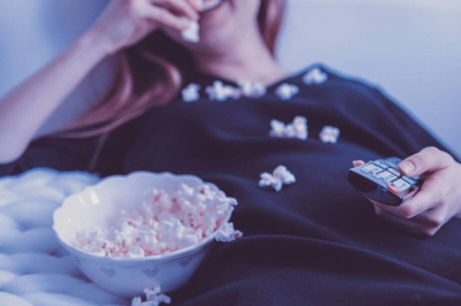 φαγητό βράδυ καναπές