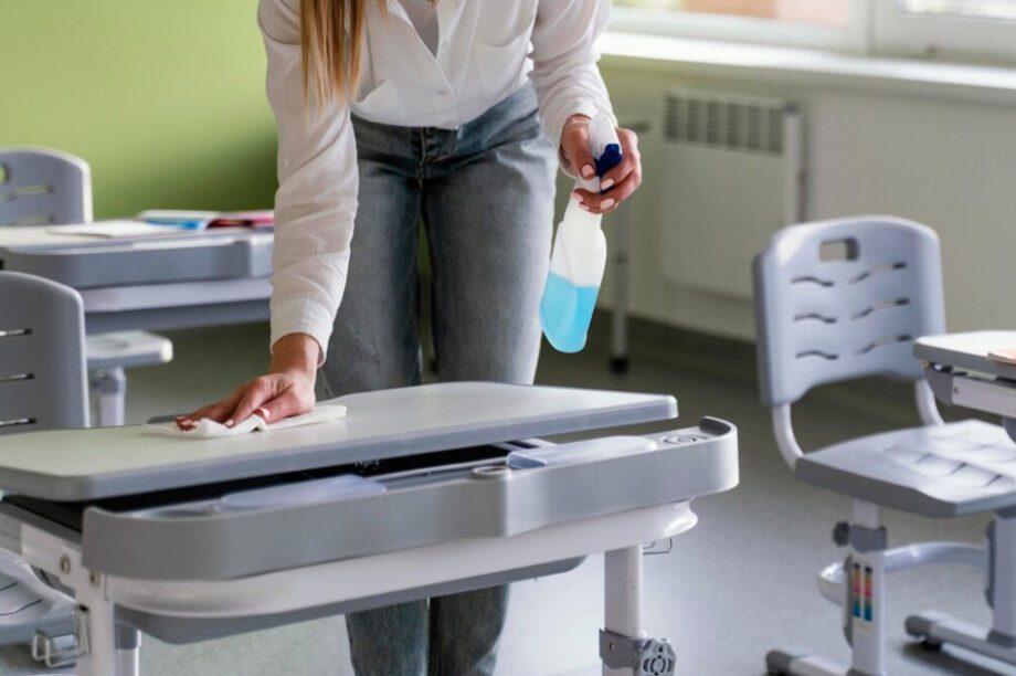 σχολική καθαρίστρια