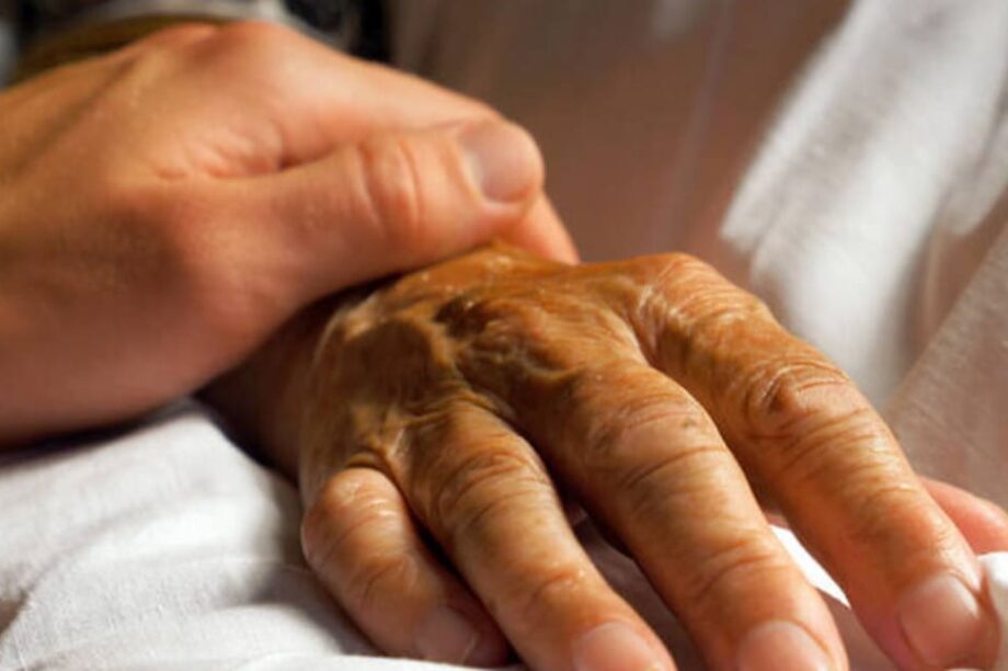 ηλικιωμενος κατάκοιτος 80