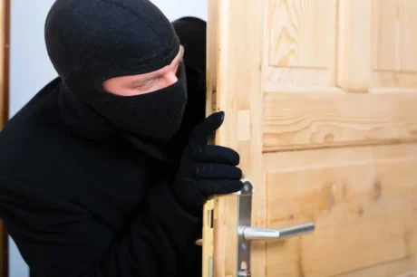 Επίθεση διαρρήκτη σε αστυνομικούς με κατσαβίδι
