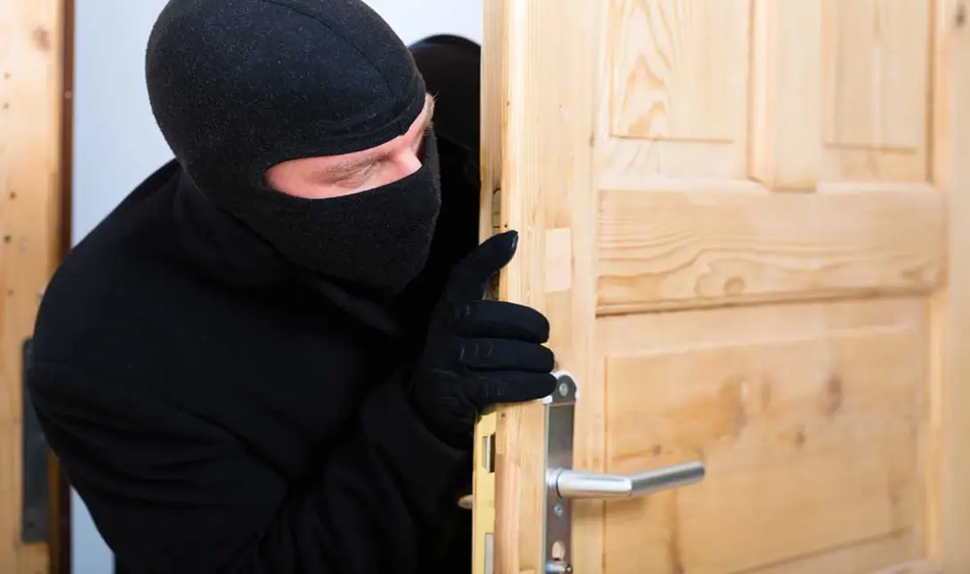 Επίθεση διαρρήκτη σε αστυνομικούς με κατσαβίδι