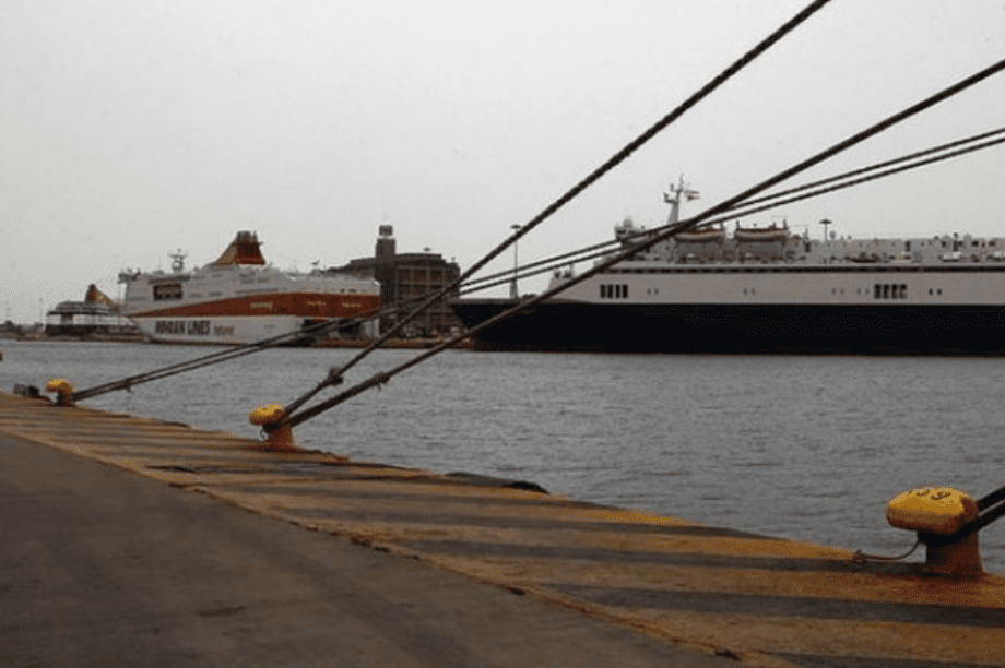 πλοίο δεμένο λιμάνι