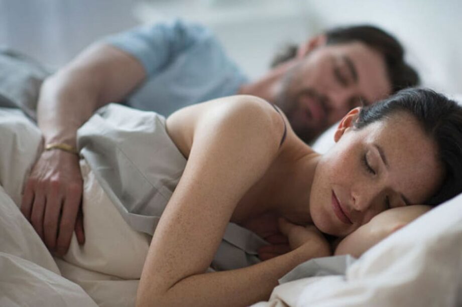 ύπνος ζευγάρι κοιμάται αγκαλιά στο κρεβάτι - ροχαλίζει