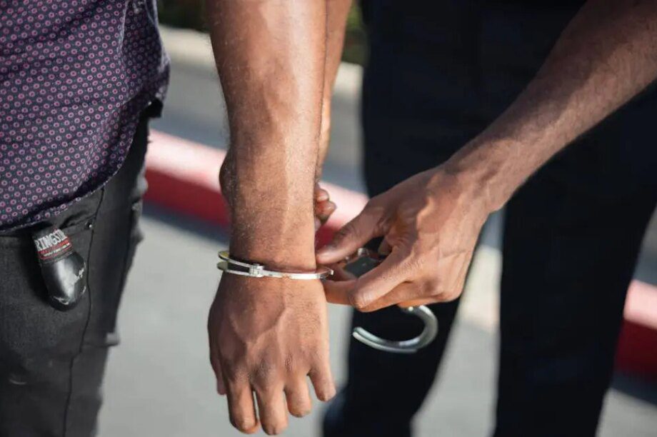 χειροπέδεσ σύλληψη