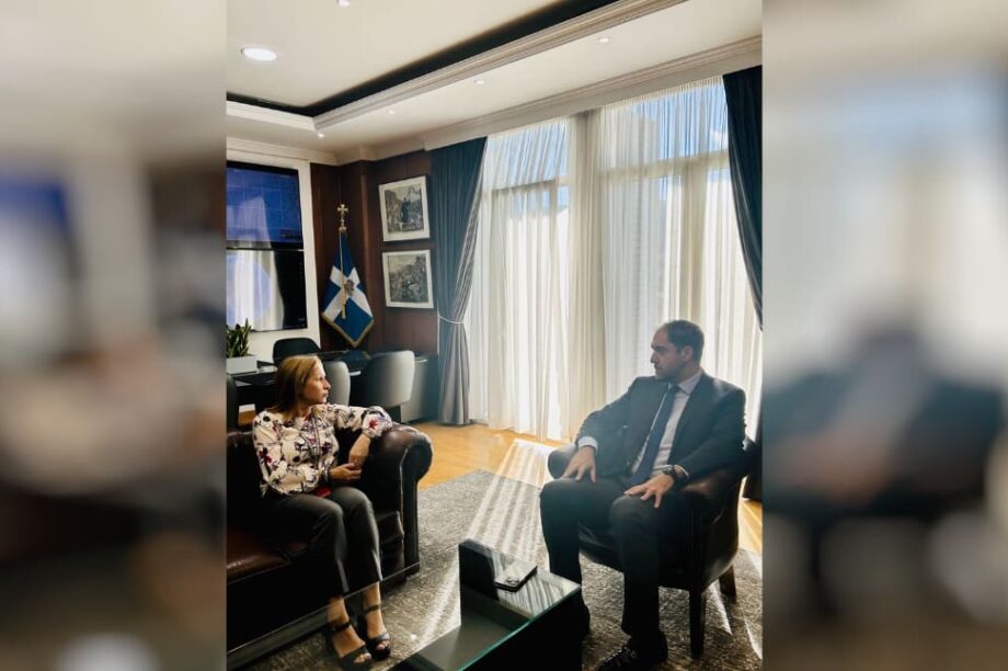 Με τον Υφυπουργό Εθνικής Άμυνας Γιάννη Κεφαλογιάννη συναντήθηκε σήμερα στο Πεντάγωνο η Γραμματέας της Αποκεντρωμένης Διοίκησης Κρήτης Μαρία Κοζυράκη, η οποία βρίσκεται στην Αθήνα για προγραμματισμένες συναντήσεις και συσκέψεις εργασίας σε Υπουργεία για κρατικά θέματα της Κρήτης που άπτονται του φορέα της Α.Δ. Ο Υφυπουργός ενημερώθηκε από τη Γραμματέα για ειδικότερα θέματα και υποθέσεις που αφορούν στις αρμοδιότητες της Αποκεντρωμένης Διοίκησης Κρήτης και βρίσκονται στο πεδίο ενδιαφέροντος και ευθύνης του Υπουργείου Εθνικής Άμυνας, ενώ επίσης συζητήθηκαν δράσεις συνεργασίας του Επιτελικού Κράτους σε τομείς παρέμβασης του Υπουργείου και σε ευρύτερο πεδίο στη γεωγραφική περιφέρεια της Κρήτης. Ο Υφυπουργός ΕΘ.Α. δήλωσε ότι σύντομα θα επισκεφθεί θεσμικά την επικεφαλής της Α.Δ. Κρήτης στο Ηράκλειο.