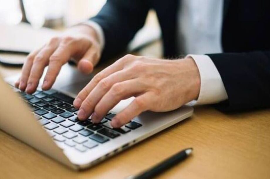 άνδρας εργασία-υπολογιστής