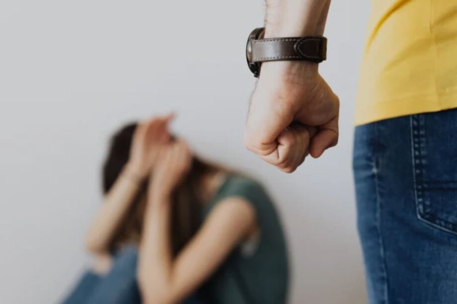 ενδοοικογενειακή βία