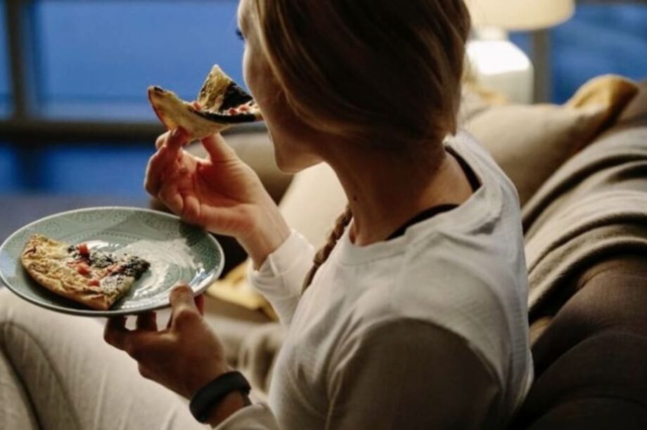 φαγητό γυναίκα τρώει πίτσα βράδυ στο σαλόνι