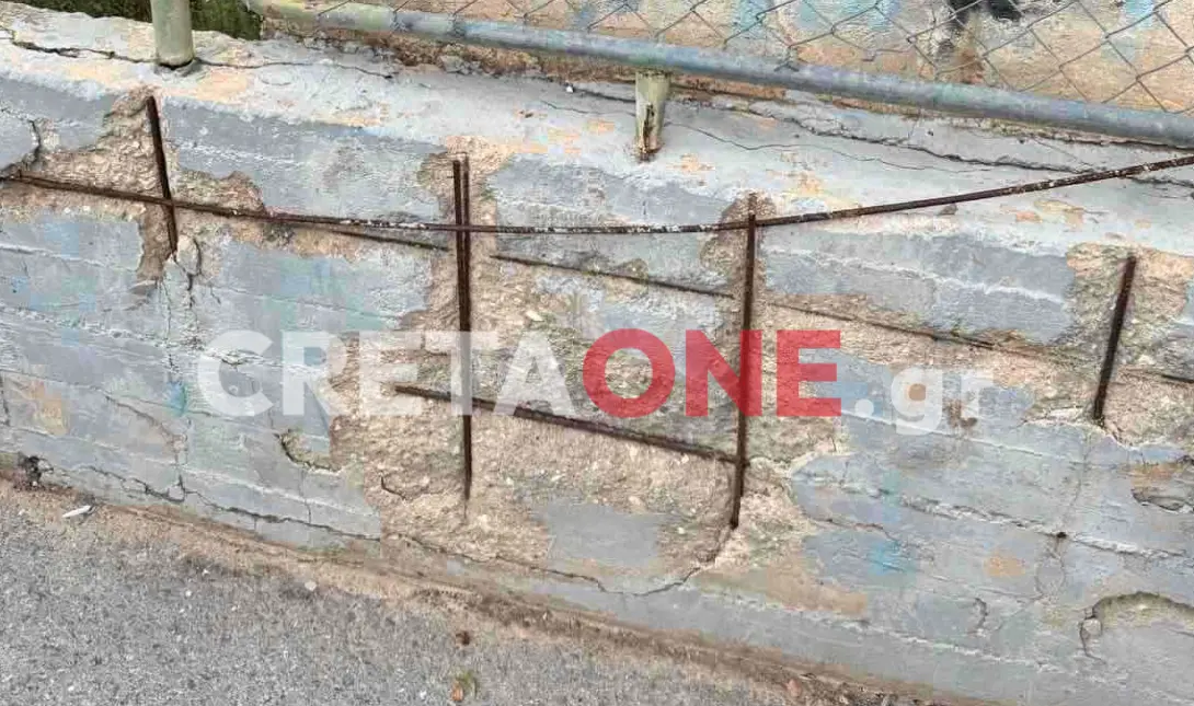 το γηπεδάκι μπάσκετ στην περιοχή της Κηπούπολης, το οποίο εμφανίζει σημαντικές φθορές. 