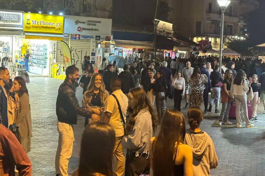 Σαββατόβραδο με πολύ κόσμο στο κέντρο και... ζακέτα