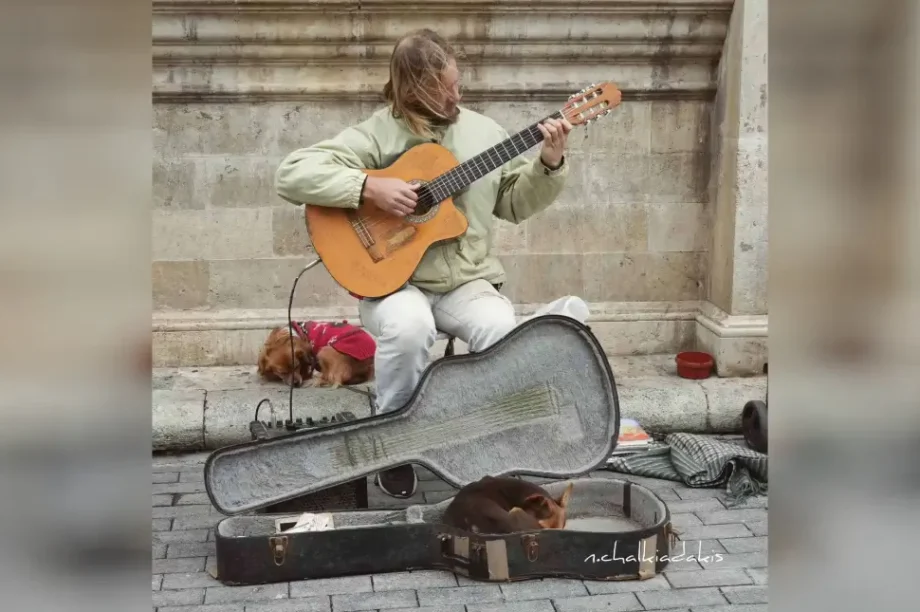 Μουσικοί του δρόμου σκύλος κατοικίδιο Ηράκλειο