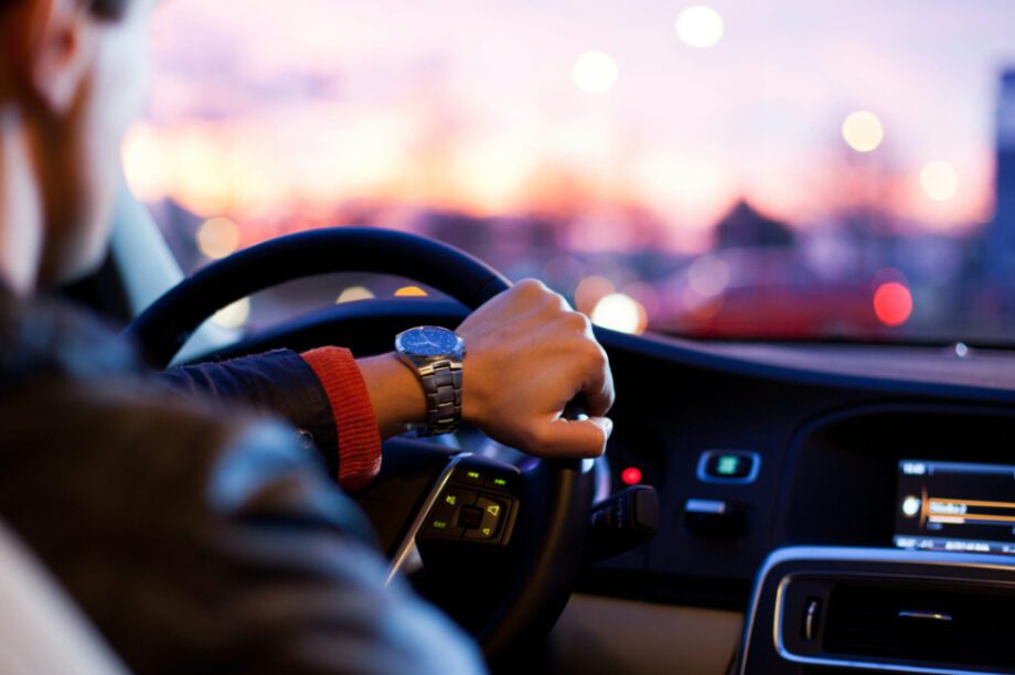 οδήγηση οδηγός αυτοκίνητο αμάξι τιμόνι