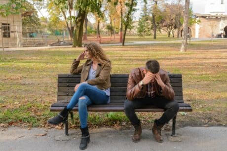 5 red flags που - σχεδόν - όλοι βλέπουν πολύ αργά σε μια σχέση