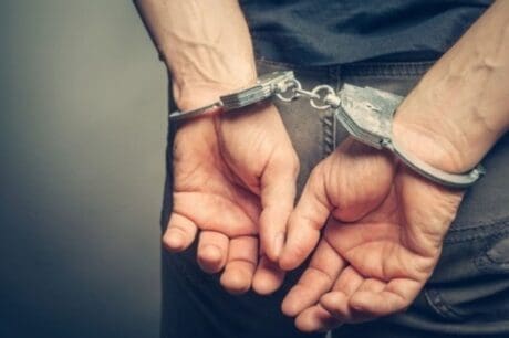 σύλληψη χειροπέδες