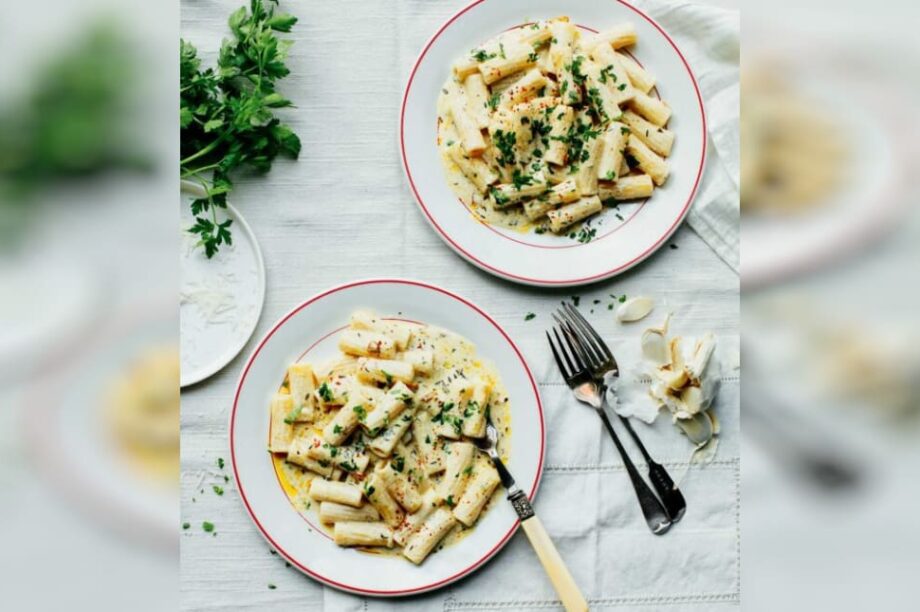 ριγκατόνι με σάλτσα φέτας