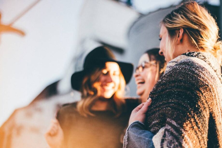 γυναίκες παρέα κάπνισμα χαρά