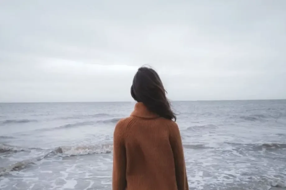 κατάθλιψη θλίψη θλιμμένη γυναίκα ατενίζει τη θάλασσα