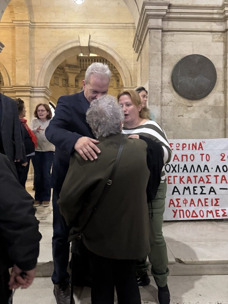 διαμαρτυρία γονεις ειδικα σχολεια 